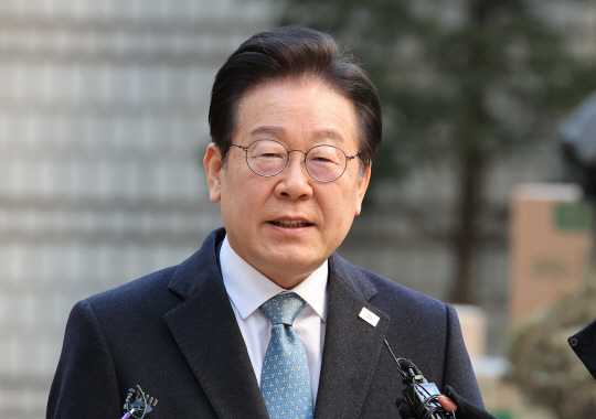 이재명 더불어민주당 대표가 4일 오전 서울 서초구 서울중앙지법에서 열린 '대장동 배임·성남FC 뇌물' 관련 1심 속행 공판에 출석, 취재진에게 입장 발표를 하고 있다. [사진공동취재단]